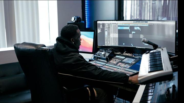 Nous disposons d’un studio d’enregistrement de son parfaitement aménagé !